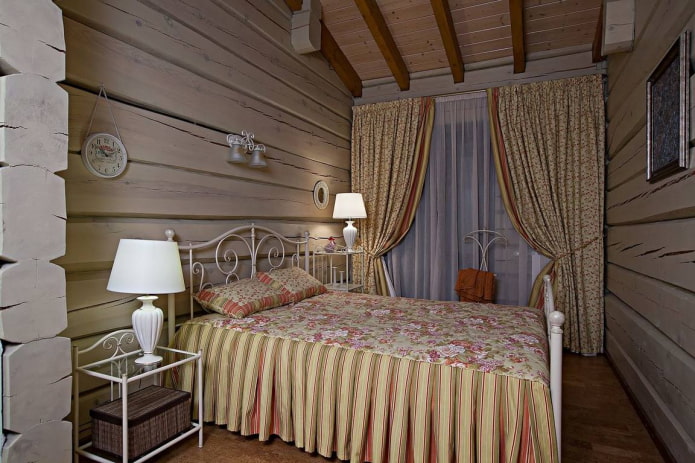 wnętrze domu z bali w stylu prowansalskim
