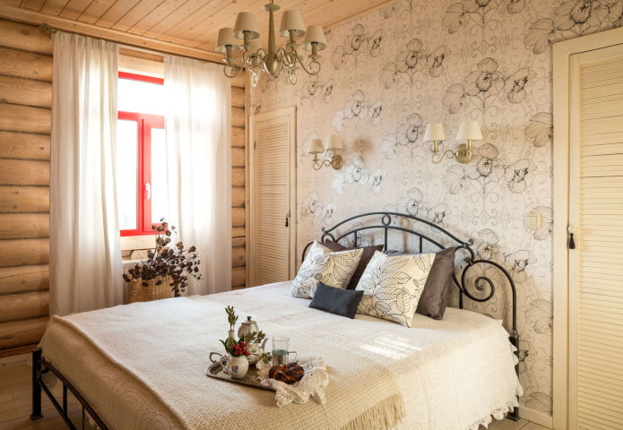 wnętrze domu z bali w stylu prowansalskim