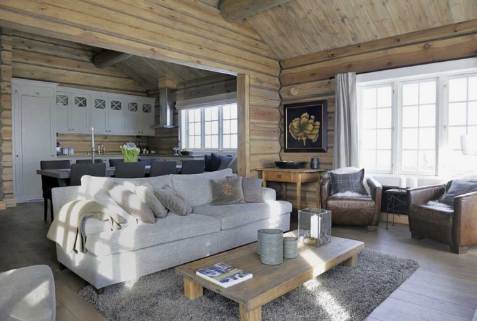 sofa w drewnianym domu