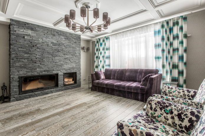 kominek na wolnej ścianie we wnętrzu salonu