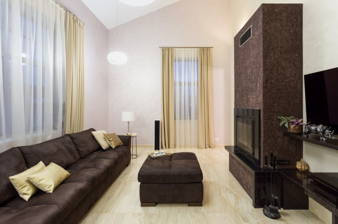 kominek na wolnej ścianie we wnętrzu salonu