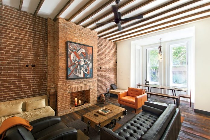 kominek we wnętrzu salonu w stylu loft
