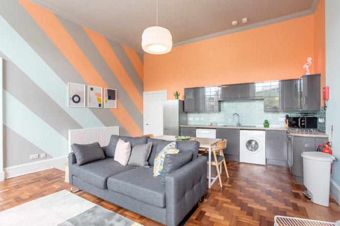 Szaro-brzoskwiniowa kuchnia-salon