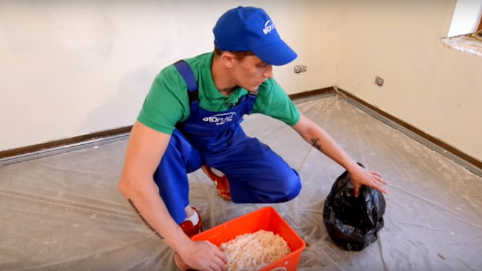 umieszczanie gotowej płynnej tapety w worku