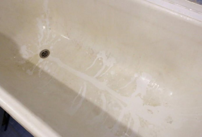 kamień wapienny na wannie akrylowej