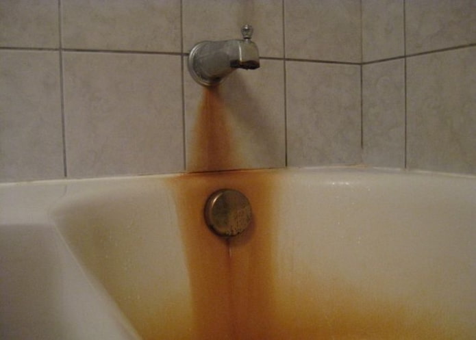 Rdza na powierzchni ceramiki sanitarnej