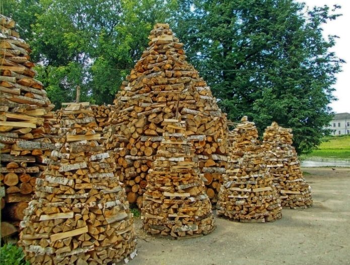 Stosy drewna opałowego