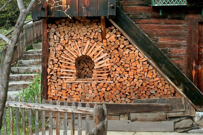 Przy ścianie pod schodami