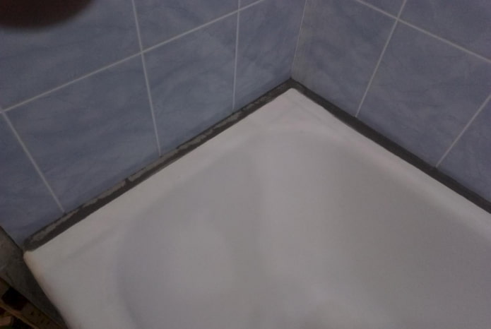 uszczelnij szczelinę w łazience cementem