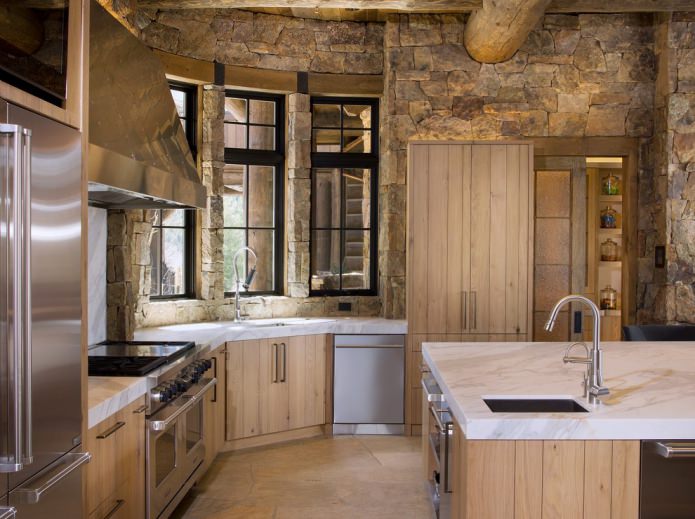 Naturalny mur w kuchni