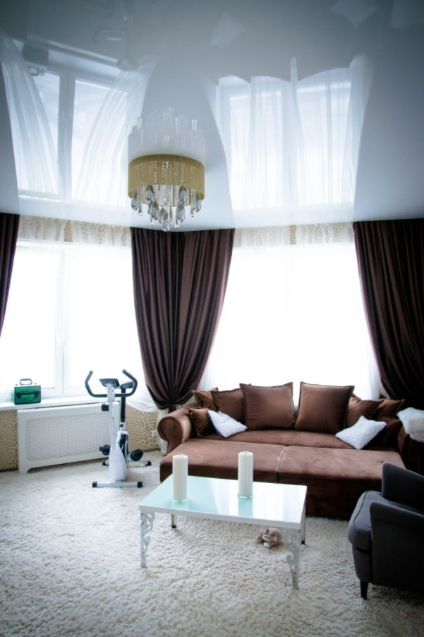 salon z dwoma oknami