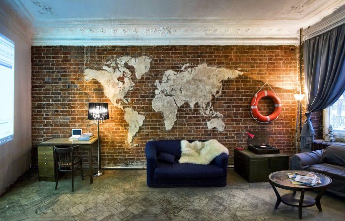 mapa świata we wnętrzu salonu w stylu loft