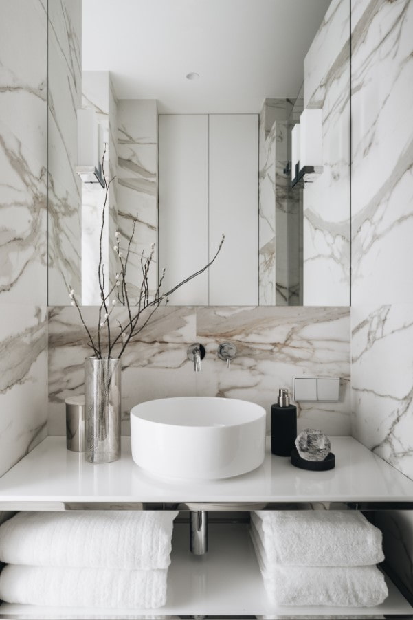 płytki porcelanowe z efektem marmuru we wnętrzu
