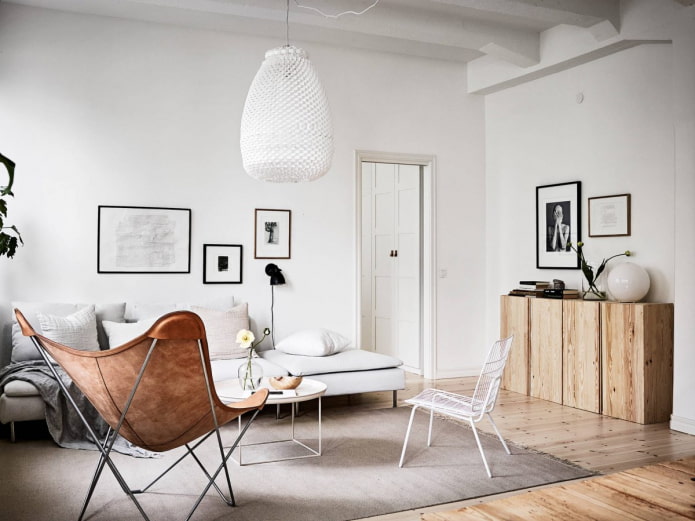 Salon w stylu skandynawskim z drewnianą komodą