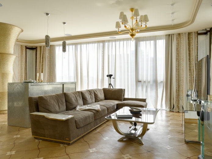brązowa sofa w salonie