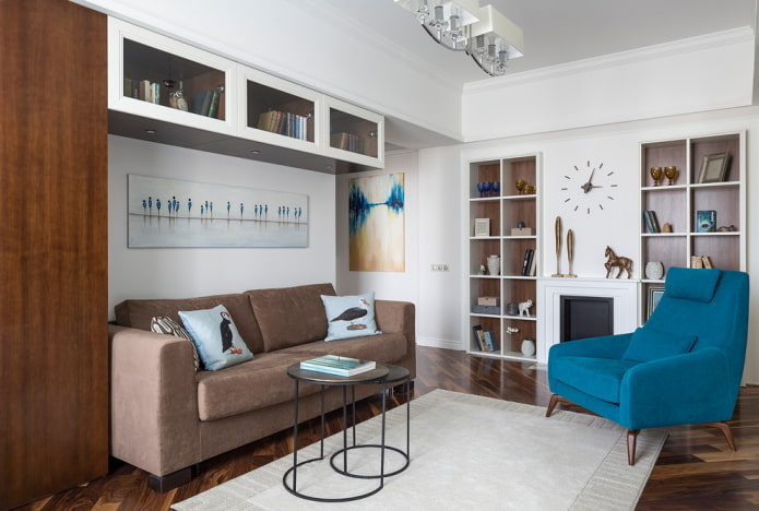jasne ściany i brązowa sofa z jasnymi poduszkami