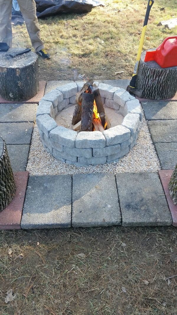 proste kamienne ognisko w ogrodzie