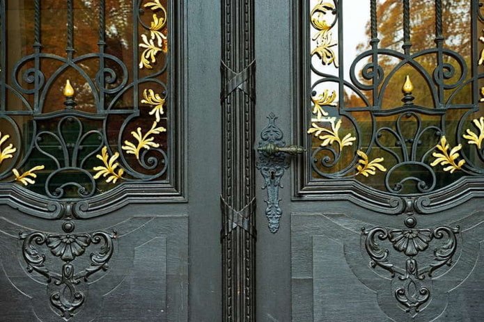 fragment dekoracji drzwi wejściowych