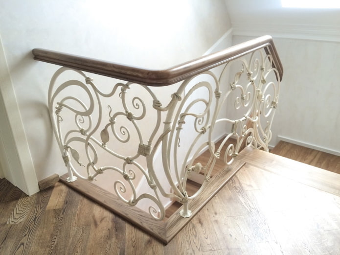 białe kute balustrady