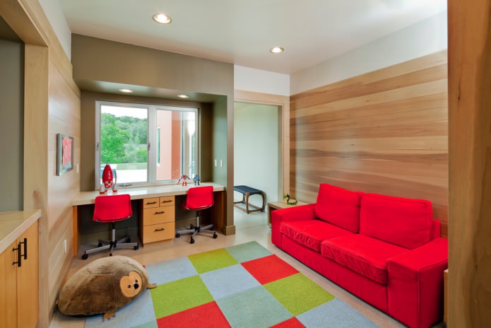 jasna materiałowa sofa w pokoju dziecięcym
