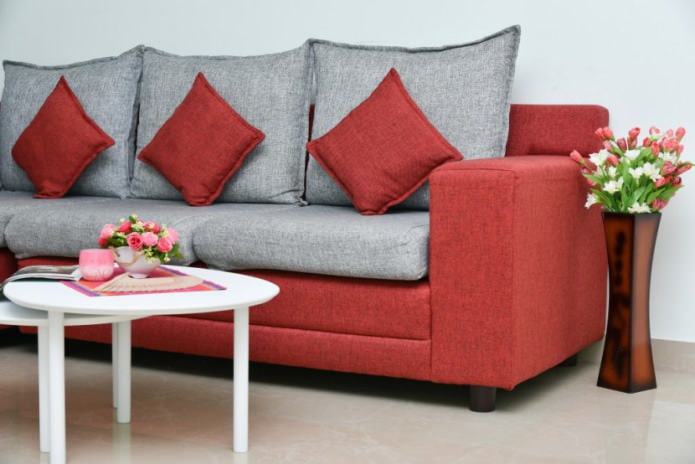 Szara i czerwona sofa