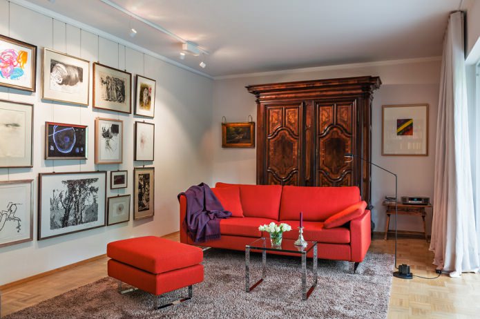 jasna sofa w salonie
