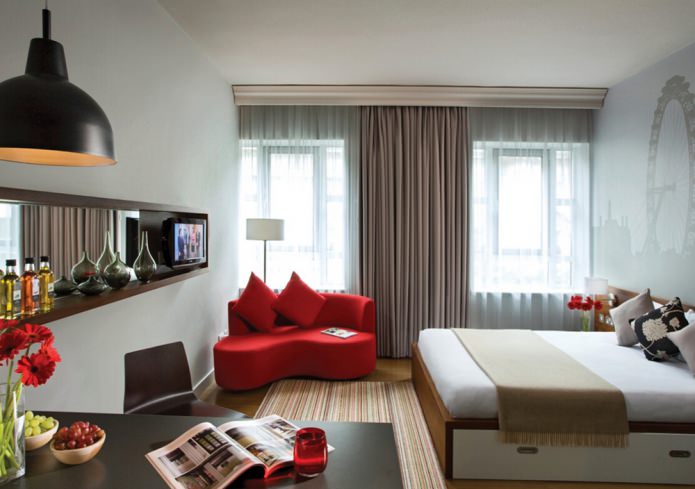 mała sofa w sypialni