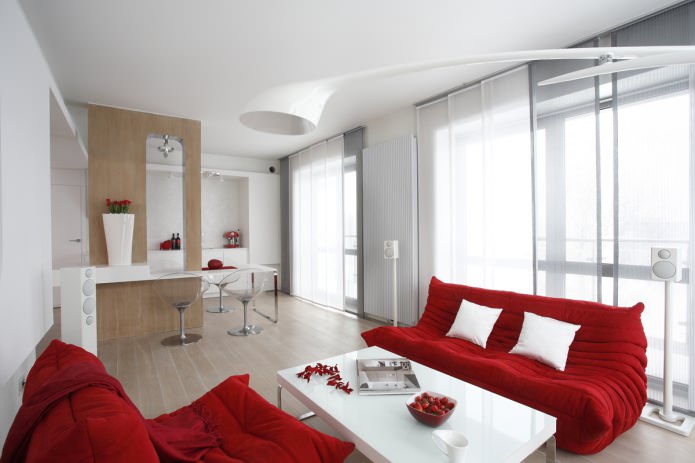 jasne ściany i czerwona materiałowa sofa