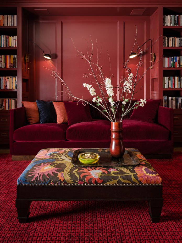 czerwona sofa