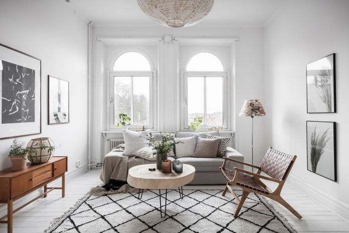 fotel wiklinowy w salonie