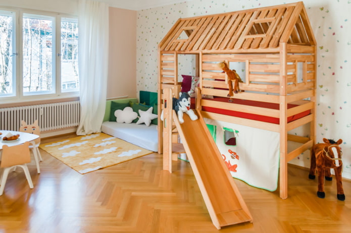 łóżko w formie domku z drabinką w pokoju dziecięcym