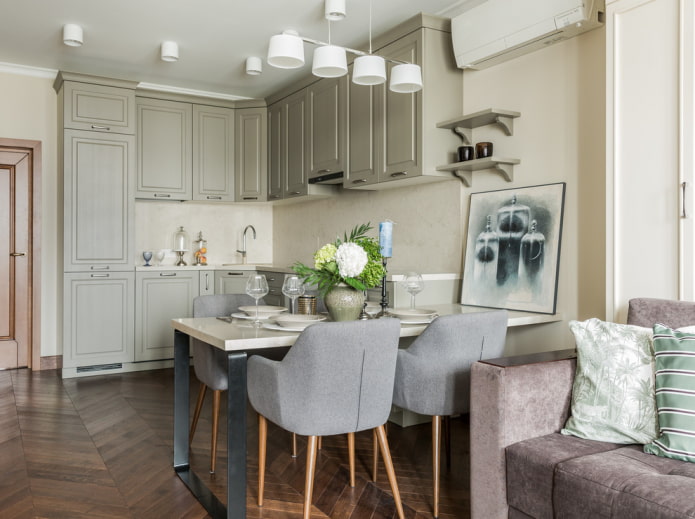 Elegancka kuchnia-salon z tapicerowanymi meblami