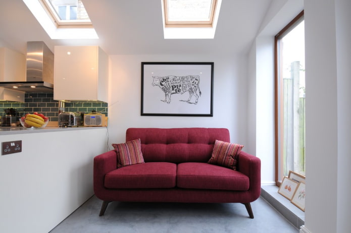 sofa z tapicerką materiałową w kuchni