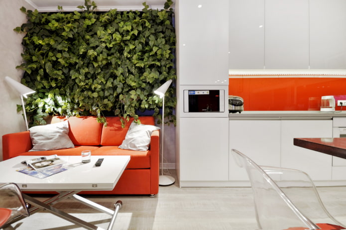 pomarańczowa sofa we wnętrzu kuchni