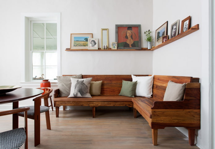 drewniana sofa we wnętrzu kuchni