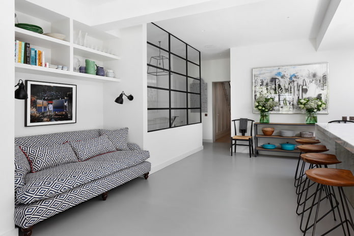 sofa ze skórzaną tapicerką w kuchni