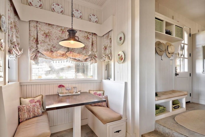 sofa we wnętrzu kuchni w stylu loft prowansja