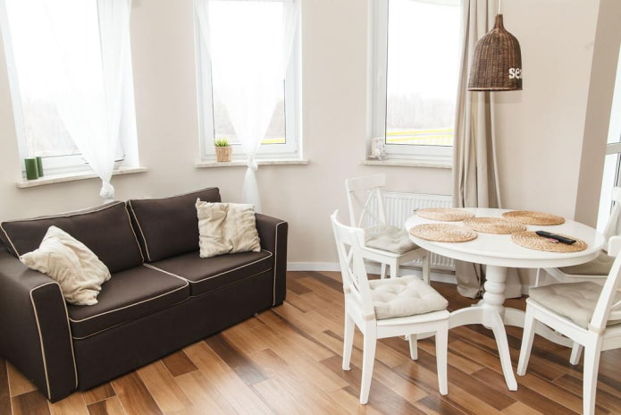 brązowa sofa we wnętrzu kuchni