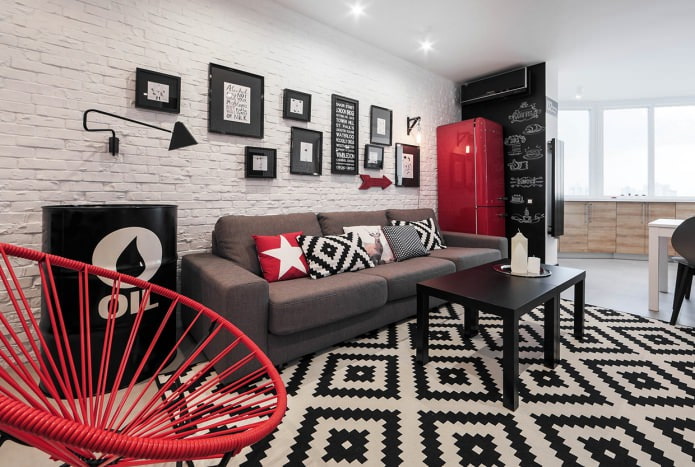 sofa we wnętrzu w stylu loftowym