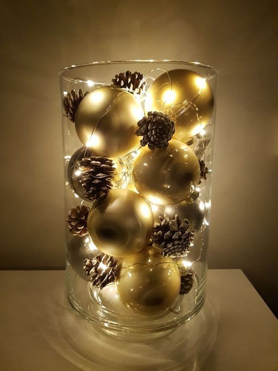 Lampa wykonana z kul noworocznych