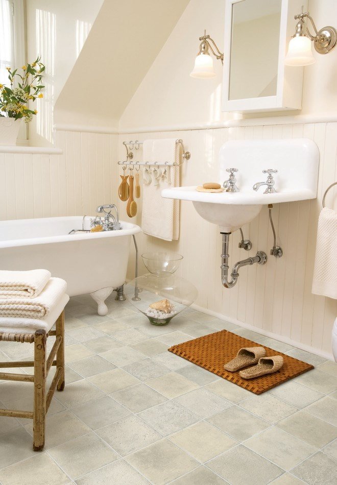 płytki winylowe kwarcowe pod płytkami porcelanowymi w łazience