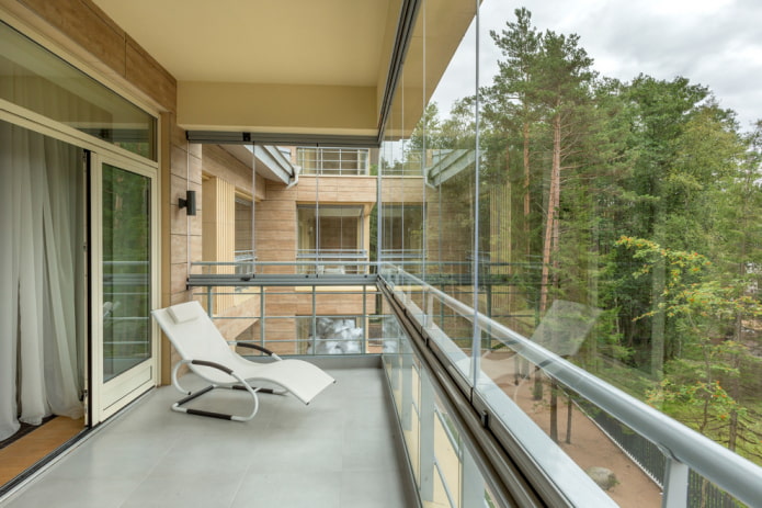 Balkon z płytkami winylowymi kwarcowymi