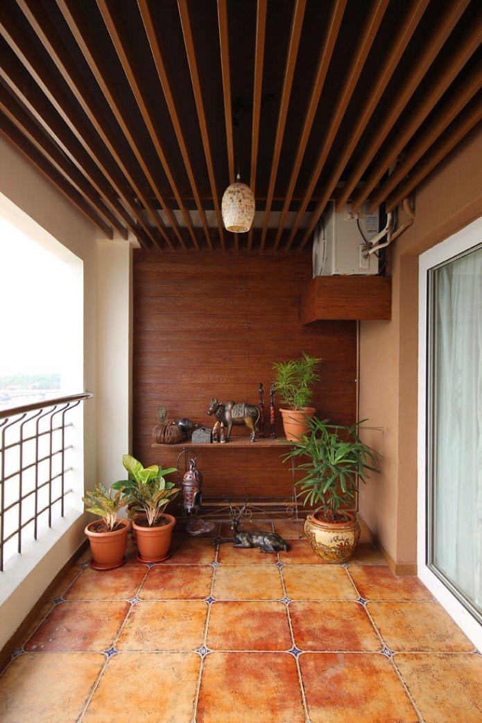 otwarty balkon z drewnianą ścianą