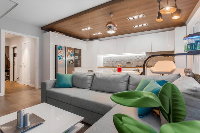 Sufit laminowany we wnętrzu salonu