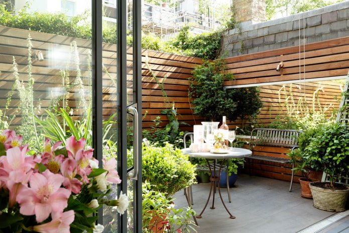 Lustro na małym patio
