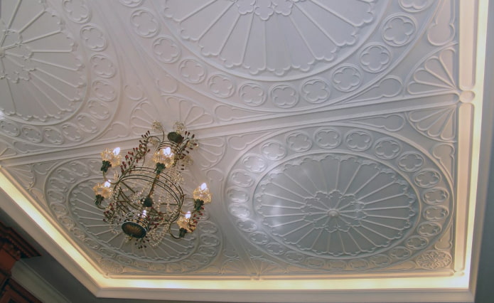 ornament gipsowy na suficie