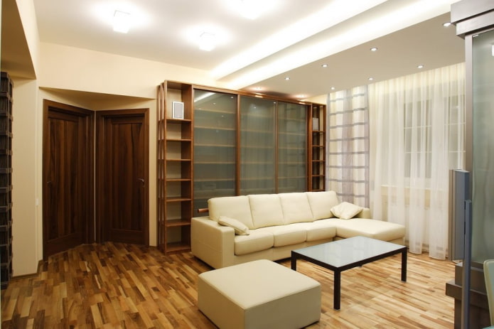 linoleum z imitacją laminatu w salonie