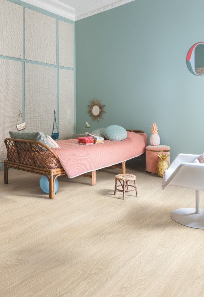 linoleum beżowe z imitacją laminatu we wnętrzu