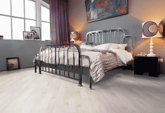 białe linoleum z imitacją laminatu we wnętrzu