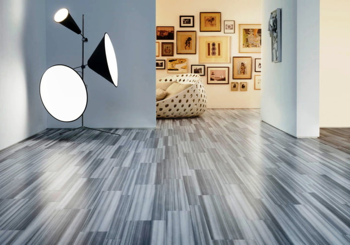 linoleum na podłodze we wnętrzu kuchni